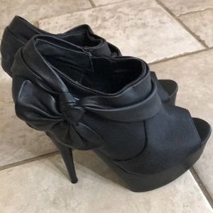 🖤🔥Peeptoe Bow Booties 🖤🔥 Colin Stuart
